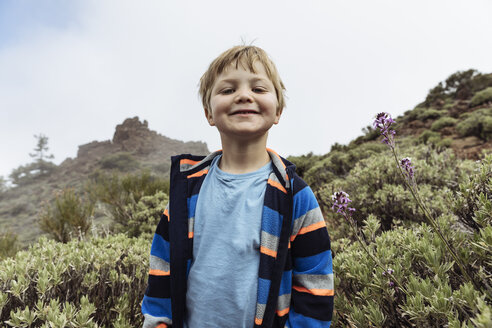 Porträt eines süßen Jungen am Berg Teide, Teneriffa, Kanarische Inseln - CUF11485