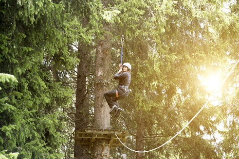 Teenager-Mädchen auf Seilbahn - CUF11487