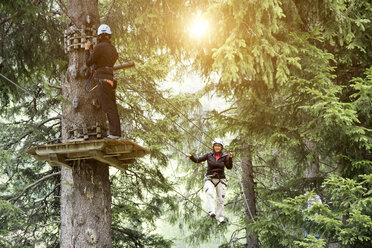 Freunde im Wald im Hochseilgarten - CUF11543