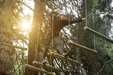 Teenage girl on high rope course - CUF11547