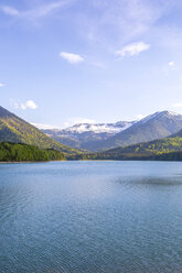 Deutschland, Bayern, Stausee Sylvenstein, Blick auf das Karwendelgebirge in Österreich - MMAF00349