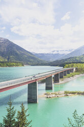 Deutschland, Bayern, Stausee Sylvenstein, Blick auf das Karwendelgebirge in Österreich - MMAF00355