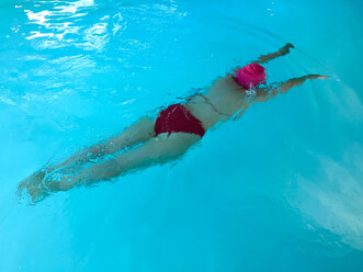 Frau schwimmt im Schwimmbad - JTF01001