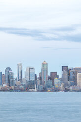 USA, Bundesstaat Washington, Seattle, Skyline am Abend - MMAF00358