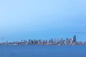 USA, Bundesstaat Washington, Seattle, Skyline zur blauen Stunde - MMAF00359