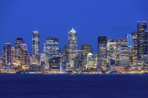 USA, Bundesstaat Washington, Seattle, Skyline zur blauen Stunde - MMAF00360