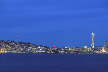 USA, Bundesstaat Washington, Seattle, Skyline zur blauen Stunde - MMAF00361