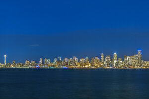 USA, Bundesstaat Washington, Seattle, Skyline zur blauen Stunde - MMAF00363