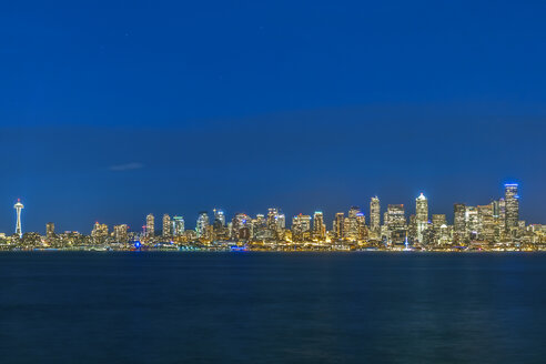 USA, Bundesstaat Washington, Seattle, Skyline zur blauen Stunde - MMAF00363