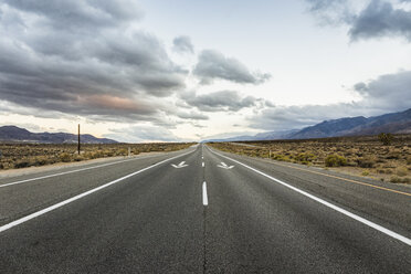 Gerade Straße mit Richtungspfeilen im Death Valley National Park, Kalifornien, USA - CUF11578