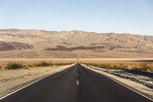 Landschaft mit gerader Straße im Death Valley National Park, Kalifornien, USA - CUF11579