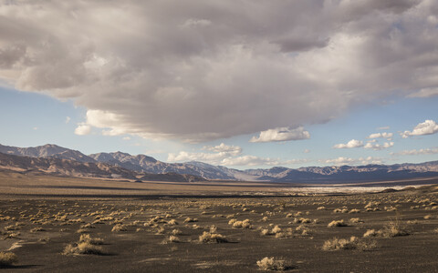 Landschaft am Ubehebe-Krater im Death Valley National Park, Kalifornien, USA, lizenzfreies Stockfoto