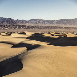 Beschattete Mesquite Flat Sanddünen im Death Valley National Park, Kalifornien, USA - CUF11583
