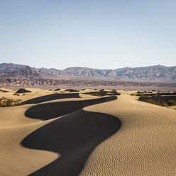 Beschattete Mesquite Flat Sanddünen im Death Valley National Park, Kalifornien, USA - CUF11584