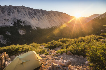 Zelt in Berglandschaft bei Sonnenuntergang, Nahuel Huapi National Park, Rio Negro, Argentinien - CUF11590