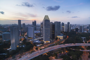 Erhöhtes Stadtbild mit Autobahn und Wolkenkratzern in der Abenddämmerung, Singapur, Südostasien - CUF11591