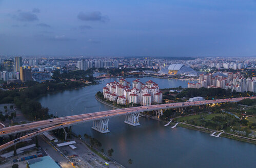 Erhöhtes Stadtbild mit Autobahnbrücke und Wohnsiedlungen in der Abenddämmerung, Singapur, Südostasien - CUF11592