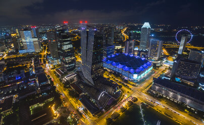 Hohe Winkel Stadtbild mit Autobahn Verkehr und Stadt Lichter in der Nacht, Singapur, Südostasien - CUF11599