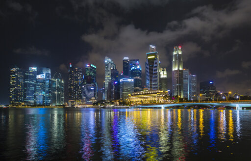Skyline am Hafen von Marina Bay bei Nacht, Singapur, Südostasien - CUF11604