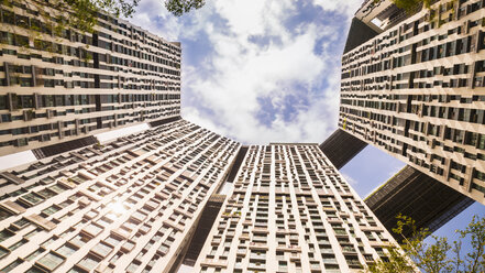 Niedriger Blickwinkel auf moderne Wohnblöcke, Singapur, Südostasien - CUF11609