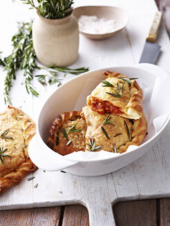 Calzone mit Schweinebauch und Steinpilzen, in weißer Servierschale - CUF11628