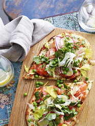 Lachs-Carpaccio und Fenchel-Pizza auf einem Servierbrett - CUF11630