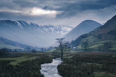 Gewitterwolken über schneebedeckten Bergen bei Martindale, The Lake District, Großbritannien - CUF11675