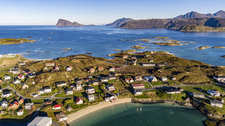 Luftaufnahme der Insel Sommaroy im Herbst, arktisches Norwegen - CUF11711