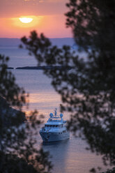 Yacht anchored off coast at sunset, Calvia, Majorca, Spain - CUF11717