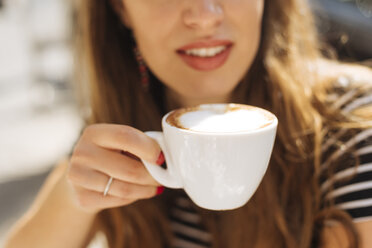 Frau genießt Kaffee - CUF11778