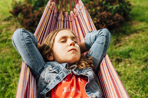 Porträt eines kleinen Mädchens, das sich in einer Hängematte entspannt - ANHF00042