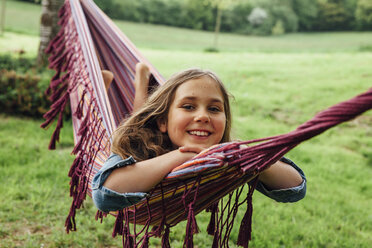 Portrait of happy girl lying in hammock - ANHF00051