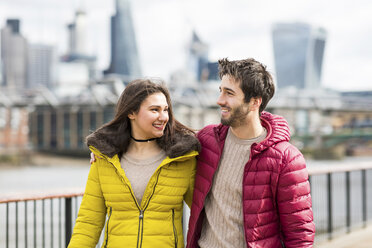 UK, London, young couple walking arm in arm on a bridge - WPEF00276