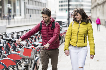 UK, London, junges Paar mit Leihfahrrad vom Fahrradverleih - WPEF00294