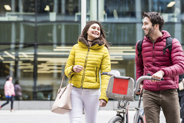 UK, London, young couple with rental bicycle from bike share stand - WPEF00295