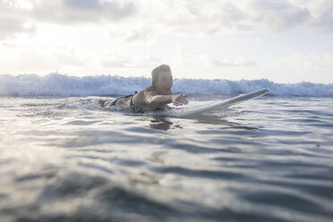 Frau paddelt auf einem Surfbrett im Meer, Nosara, Provinz Guanacaste, Costa Rica - CUF11890