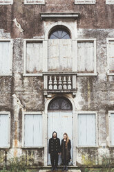 Porträt eines Paares, das vor der Tür eines alten Hauses steht - CUF11902