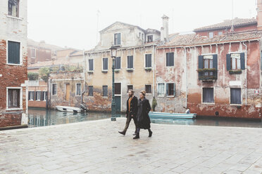 Paar schlendert am Kanalufer entlang, Venedig, Italien - CUF11962