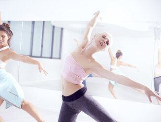 Ballet girl doing exercises at ballet barre. ballerina stretching fotomural  • fotomurais praticar, hábil, vista