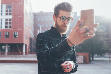 Cooler junger männlicher Hipster macht Smartphone-Selfie in der Stadt - CUF12035