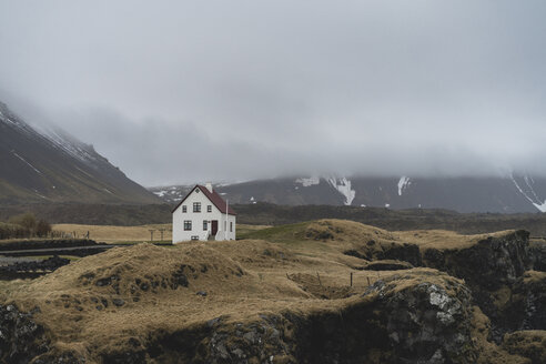 Island, Nordisland, Landschaft mit einzelnem weißen Haus - AFVF00497