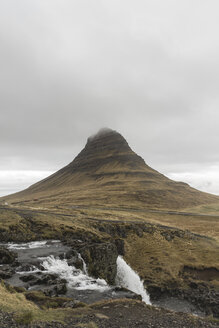 Island, Halbinsel Snaefellsnes, Kirkjufell, Wasserfall - AFVF00501