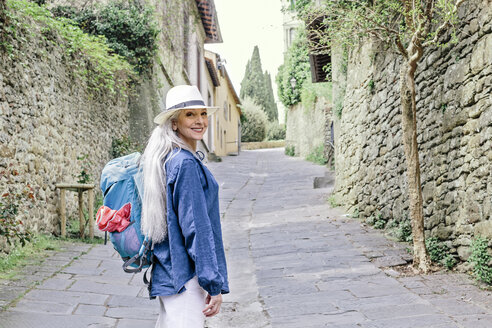 Porträt einer stilvollen reifen Frau auf einer gepflasterten Straße, Fiesole, Toskana, Italien - CUF12077