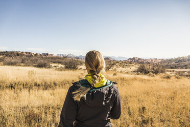 Frau schaut auf Aussicht, Rückansicht, Zion National Park, Springdale, Utah, USA - CUF12120