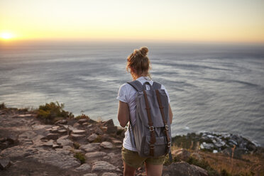 Junge Frau beim Wandern, Rückansicht, Lions Head Mountain, Westkap, Kapstadt, Südafrika - CUF12145