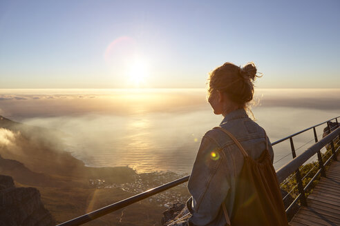 Junge Frau auf dem Gipfel des Tafelbergs, Blick auf die Aussicht, Tafelberg, Kapstadt, Südafrika - CUF12148