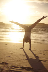 Junge Frau macht Handstand am Strand, Schotsche kloof, Westkap, Südafrika, Afrika - CUF12149