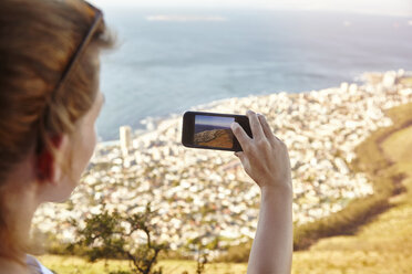 Junge Frau auf Berg, fotografiert Aussicht, Lions Head Mountain, Westkap, Kapstadt, Südafrika, Afrika - CUF12152