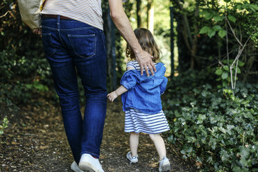 Vater und kleines Mädchen bei einem Spaziergang in der Natur - CUF12174