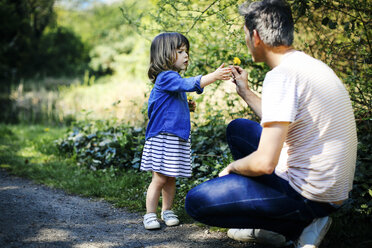 Vater und kleines Mädchen bei einem Spaziergang in der Natur - CUF12175